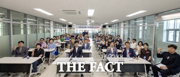 최충규 대덕구청장(사진 첫 번째 줄 왼쪽 세 번째)과 관계자 및 오정동 주민들이 26일 오정동 창의공작소에서 열린 ‘대전조차장 철도 입체화 주민 설명회’를 마친 후 파이팅을 외치며 기념 촬영을 하고 있다./대덕구