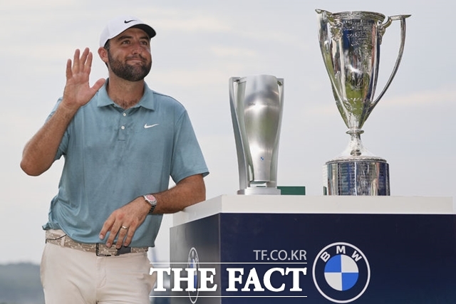 스코티 셰플러는 비록 투어챔피언십 우승에 실패했지만 시즌 5승에다 상금, 평균타수 1위 등으로 세계랭킹 1위를 굳게 지켰다. 사진은 BMW챔피언십 우승 트로피를 놓고 기뻐하는 모습./AP.뉴시스,