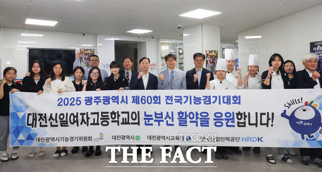 26일 설동호 교육감이 제60회 전국기능경기대회 출전선수들이 훈련하고 있는 신일여고 기능훈련 현장을 찾아 격려한 후 기념촬영을 하고 있다. /대전시교육청