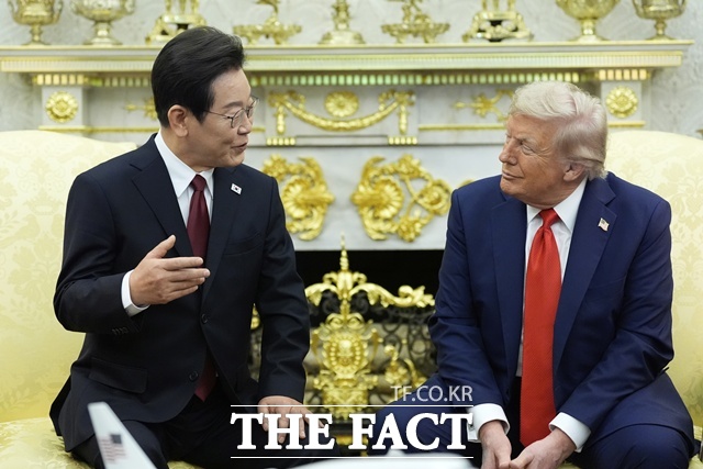 이재명 대통령과 도널드 트럼프 미국 대통령이 25일(현지시간) 오후 백악관에서 정상회담을 진행하고 있다. /워싱턴=AP·뉴시스