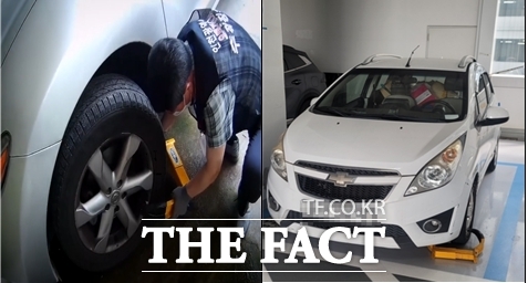 인천시 관계자가 체납차량에 대해 바퀴잠금을 실시하고 있다./인천시