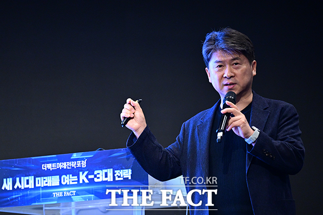 안윤기 포스코경영연구원 상무가 26일 오후 서울 여의도 중소기업중앙회에서 열린 제1회 더팩트미래전략포럼에서 탈탄소 규제 논의와 국내 산업 경쟁력 강화 정책방향을 주제로 특별 강연을 하고 있다. /남윤호 기자