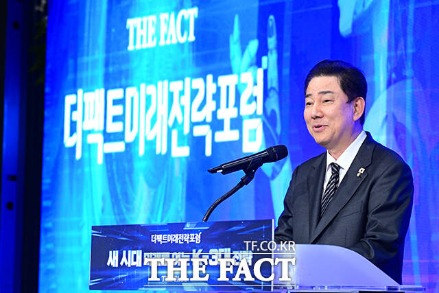 김병기 더불어민주당 원내대표가 26일 오후 서울 여의도 중소기업중앙회에서 열린 제1회 더팩트미래전략포럼에 참석해 축사하고 있다. /남윤호 기자