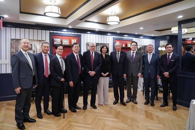 구자은 LS그룹 회장(왼쪽부터), 김상현 롯데 부회장, 이재현 CJ그룹 회장, 허태수 GS그룹 회장, 루벤스타인 칼라일그룹 회장, 최수연 네이버 대표, 류진 한경협 회장, 이재용 삼성전자 회장, 정의선 현대차그룹 회장, 최윤범 고려아연 회장 등 경제사절단이 26일 미국 워싱턴DC 윌러드 호텔에서 열린 한미 비즈니스라운드테이블에 참석해 기념 촬영을 하고 있다. /한경협