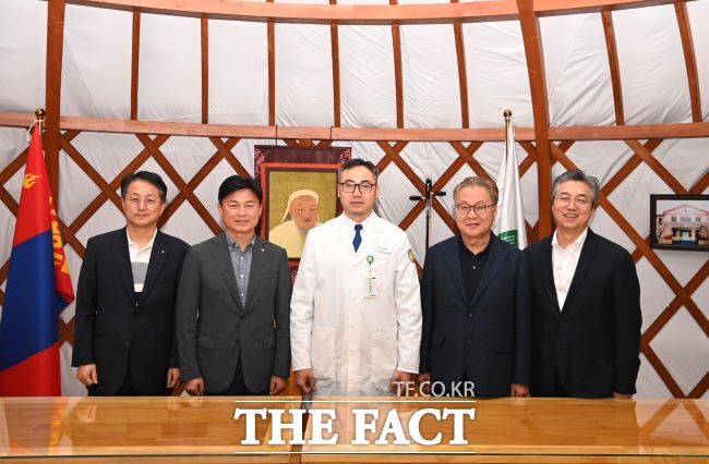 조용익 부천시장(왼쪽 2번째)이 지난 22일 몽골 국립외상센터를 방문해 시설을 살펴보고 관계자와 의료 교류 방안에 대해 논의했다./부천시