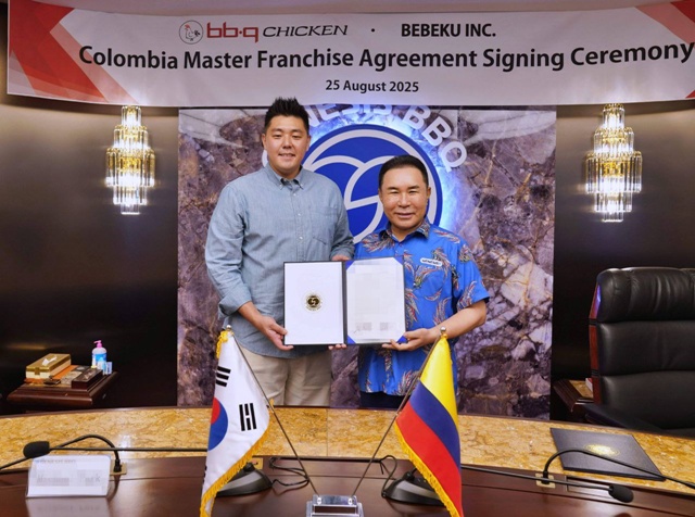 윤홍근 제너시스BBQ 그룹 회장(오른쪽)과 마이클 박 베베쿠사 대표이사가 MF 계약을 체결했다. /제너시스BBQ 그룹