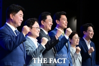  더팩트미래전략포럼, 파이팅 외치는 내빈들 [포토]