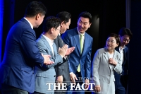  국회 내빈들과 대화하는 김상규 대표 [포토]