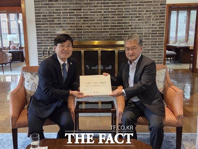 변광용(왼쪽) 거제시장이 조셉 윤 주한미국대사대리를 만나 트럼프 미국 대통령의 한화오션 거제사업장 초청 서한문을 전달하고 있다. /거제시