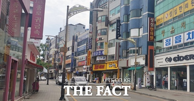 정읍시가 9월 30일까지 골목형상점가 지정을 신청받아 온누리상품권 가맹과 환경개선, 공동마케팅 등 전통시장 수준의 지원을 골목상권으로 확대한다. /정읍시