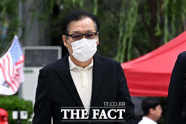 김건희 여사 연루 의혹을 수사하는 민중기 특별검사팀이 건진법사 전성배 씨를 불러 조사하고 있다. 무속인 건진법사 전성배 씨가 지난 18일 오전 서울 종로구 KT광화문빌딩 웨스트에 마련된 민중기 특검 사무실에 출석하고 있다. /남용희 기자