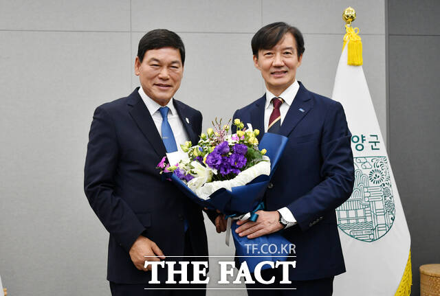 정철원 담양군수와 조국 조국혁신당 혁신정책연구원장이 기념사진을 찍고 있다./담양군