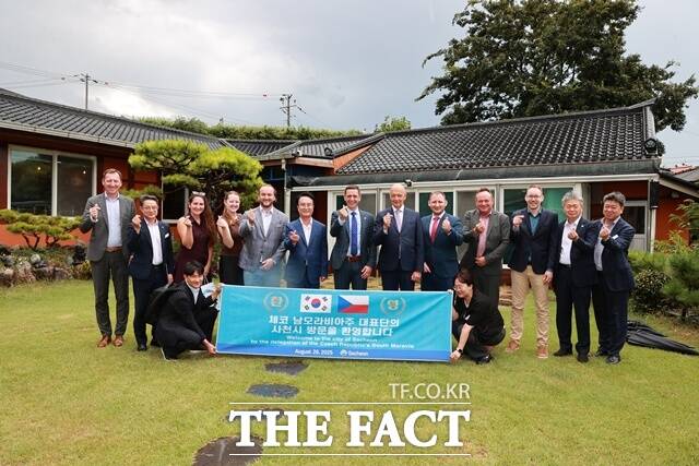 체코 남모라비아주 대표단이 사천시를 방문해 우주항공 산업 현장과 관광지를 둘러본 후 기념 촬영을 하고 있다./사천시