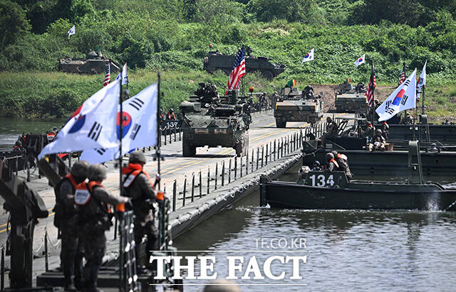 27일 오전 경기 여주시 연양지구공원에서 을지 자유의 방패(UFS·을지프리덤실드) 훈련의 일환으로 진행된 한·미 연합 제병 협동 도하훈련에서 스트라이커 장갑차와 K200 장갑차가 부교도하를 하고 있다. /여주=박헌우 기자