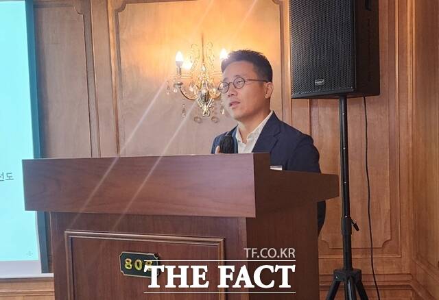 창립 10주년을 맞은 데이터센터 반도체 전문기업 파두(FADU)가 3년 내 AI데이터센터 핵심사로 도약하겠다는 포부를 밝혔다. 이지효 파두 대표가 27일 서울 종로구 클럽806에서 창립 10주년 기자간담회에 참석해 발언하고 있다. /파두