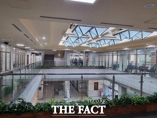 지하 1층, 지상 3층 규모인 선경도서관 내부. /이성락 기자