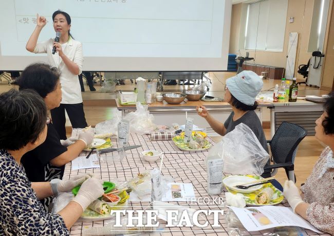실버세대를 위한 푸드 리터러시 엄지척 영양교실 진행 모습./의왕시
