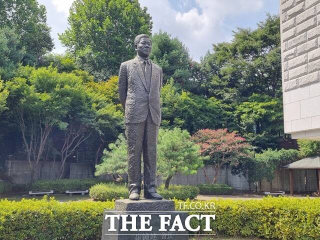 선경도서관에는 고 최종건 SK그룹 창업회장의 동상이 세워져 있다. /이성락 기자