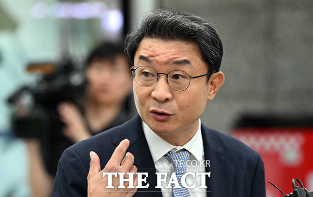 이억원 금융위원장 후보자가 지난 14일 오전 서울 중구 청계천로 예금보험공사에 마련된 인사청문 준비사무실로 출근하며 소감을 밝히고 있다. /임영무 기자