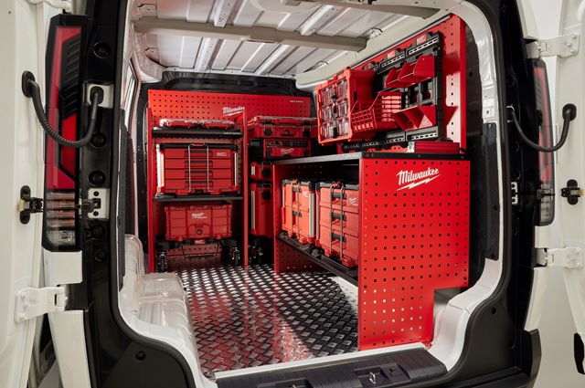 기아는 지난 26일 서울 강남구 Kia360에서 글로벌 공구 브랜드 밀워키, 국내 랙킹 설루션 전문 기업 케이밴과 PBV 고객 가치 제고를 위한 랙킹 설루션 개발 업무협약(MOU)을 체결했다고 27일 밝혔다. /기아