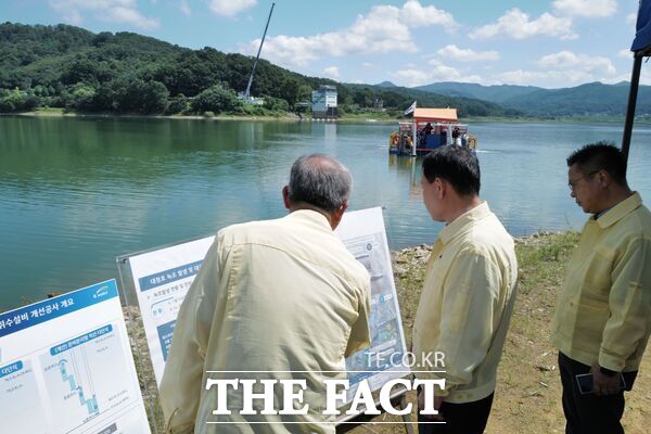윤석대 한국수자원공사 사장(사진 가운데)이 27일 충북 청주시 상당구 문의면에 위치한 대청댐 문의 수역을 방문해 녹조 대응 현장을 점검하고 있다. /한국수자원공사