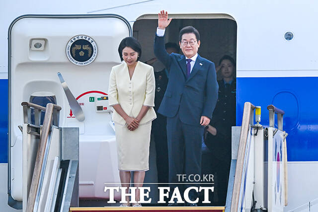 이재명 대통령과 김혜경 여사가 26일(현지시간) 한일·한미 정상회담 등 3박6일의 숨 가쁜 일정을 마치고 미국 필라델피아 국제공항에서 귀국길에 올랐다. 지난 23일 한일·한미 정상회담에 나선 이재명 대통령과 김혜경 여사가 경기 성남시 서울공항에 도착해 공군 1호기에 올라 인사하던 당시. /장윤석 기자