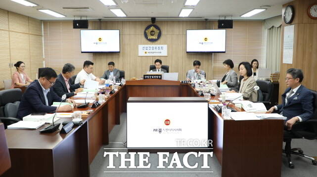 세종시의회 산업건설위원회가 26일 제100회 임시회 제2차 회의를 열고 있다. /세종시의회
