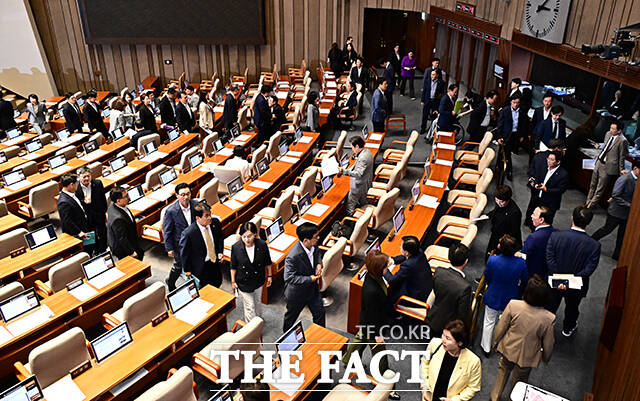 국가인권위원회 위원 이상현·우인식 선출안 부결에 항의하며 본회의장을 떠나는 국민의힘 의원들.