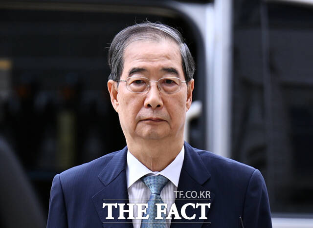 12.3 비상계엄 관련 내란 방조 혐의를 받는 한덕수 전 국무총리가 27일 서울 서초구 서울중앙지방법원에서 열린 구속 전 피의자 심문(영장실질심사)에 출석하고 있다. /이새롬 기자