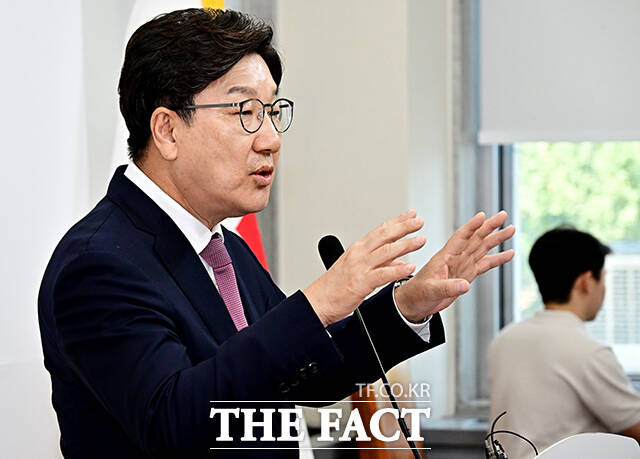 권성동 국민의힘 원내대표가 12일 오후 서울 여의도 국회에서 열린 퇴임 기자회견에 참석해 취재진의 질문에 답변을 하고 있다./배정한 기자