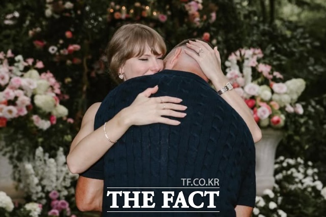 가수 테일러 스위프트와 풋볼 선수 트래비스 켈시가 약혼했다. /테일러 스위프트 인스타그램 캡처