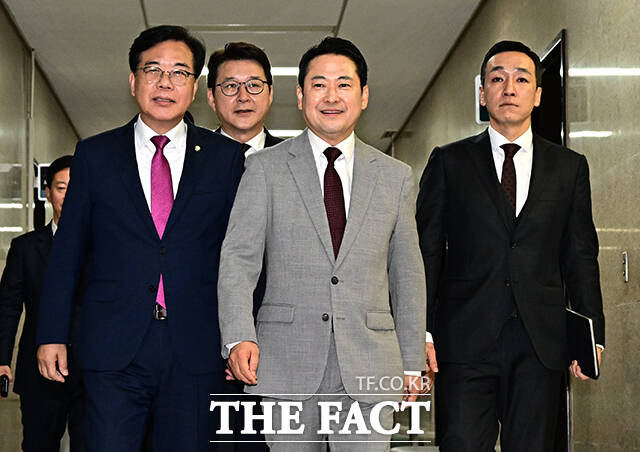 장동혁 국민의힘 대표(왼쪽 세번째)와 송언석 원내대표(왼쪽), 신임 최고위원들이 27일 오전 서울 여의도 국회에서 열린 최고위원회의에 참석하고 있다. /국회=배정한 기자