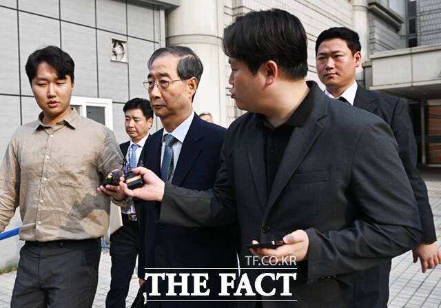 12.3 비상계엄 관련 내란 방조 혐의를 받는 한덕수 전 국무총리가 27일 서울 서초구 서울중앙지방법원에서 열린 구속 전 피의자 심문(영장실질심사)을 마친 뒤 법원을 나서고 있다. 전직 총리에 대한 구속영장 청구는 헌정사상 처음이다./이새롬 기자