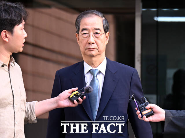 12.3 비상계엄 관련 내란 방조 혐의를 받는 한덕수 전 국무총리가 27일 서울 서초구 서울중앙지방법원에서 열린 구속 전 피의자 심문(영장실질심사)을 마친 뒤 법원을 나서고 있다. /이새롬 기자