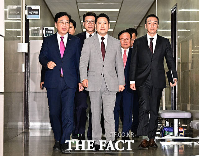 최고위원회의 참석하는 국민의힘 신임 지도부.