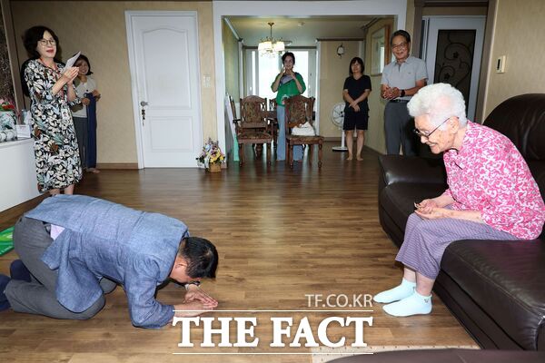 서철모 대전 서구청장(왼쪽)이 26일 100세를 맞이한 둔산3동 조 모 어르신 댁을 방문, 축하 선물(시민증·청려장)을 전달하고 큰절을 올리고 있다./대전 서구