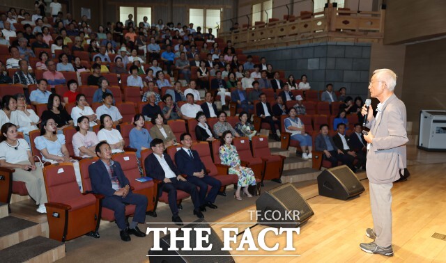 고창군이 27일 오후 동리국악당에서 고창 출신인 오종남 서울대 명예교수를 초청해 슬기로운 노후 독립을 주제로 군민 포럼을 열었다. / 고창군