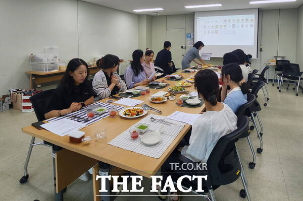 C.S.I 연구회 회원들과 대전시교육청 관계자들이 직접 개발한 급식 메뉴를 시식하고 있는 모습./정예준 기자