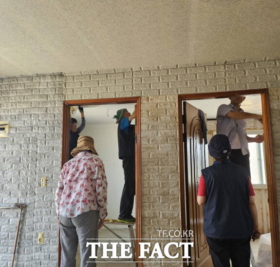 침수 피해 주택에서 도배·장판 교체 작업을 진행하고 있다. /아산시
