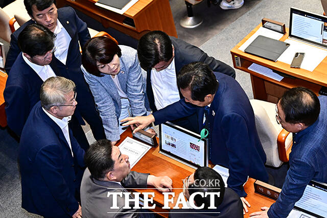 머리 맞댄 정청래 더불어민주당 대표와 김병기 원내대표.