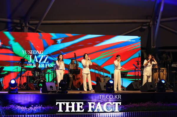 2024 유성재즈&맥주페스타에서 카리나 네뷸라가 공연을 하고 있다./대전 유성구