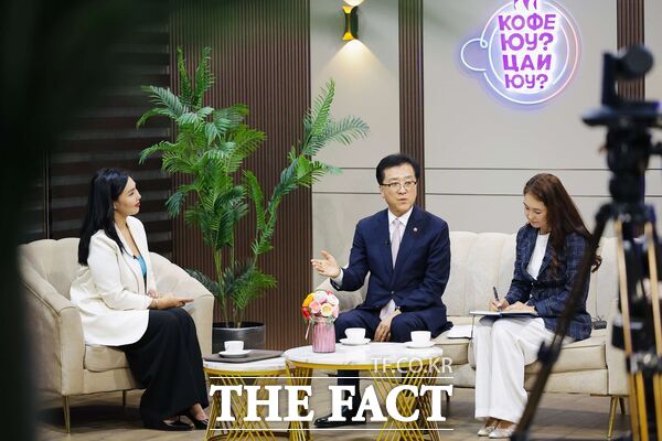 대전시의회 몽골 공식 대표단이 26일 울란바토르시 바양골구에 위치한 제51학교를 시찰하면서 조원휘 의장(가운데)이 몽골 민영방송 UBS 방송국에 출연해 인터뷰를 진행해 현지에서 큰 주목을 받았다./대전시의회