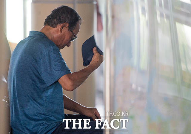 기상청에 따르면 28일 한반도는 일본 남쪽 해상에 위치한 북태평양 고기압의 가장자리에 들겠다. 기상청은 당분간 최고 체감온도 33도 안팎으로 오르는 더위가 지속될 것으로 내다봤다. 사진은 경기 고양시 경의중앙선 대곡역 승강장에서 한 시민이 땀을 닦고 있는 모습. /김세정 기자