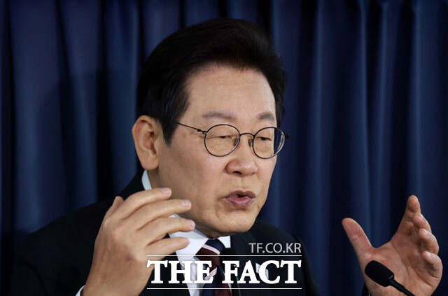 이재명 대통령의 경기도 법인카드 유용 의혹 사건으로 함께 재판에 넘겨진 전 경기도지사 비서실장 측이 이 대통령을 증인으로 신청했다. 이 대통령이 지난 24일(현지시간) 한일정상회담을 마치고 일본 도쿄에서 미국 워싱턴DC로 향하는 공군1호기에서 기내 기자간담회를 하고 있다. /워싱턴=뉴시스