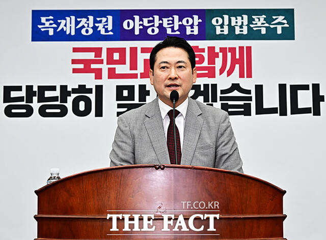 장동혁 체제가 시작되자마자 국민의힘 내부에서 반탄(탄핵 반대)와 찬탄(탄핵 찬성)간 기싸움이 심화하면서 분당 가능성까지 제기되고 있다. 사진은 장동혁 국민의힘 대표가 27일 오전 서울 여의도 국회에서 열린 의원총회에 참석해 인사말을 하고 있는 모습. /국회=배정한 기자