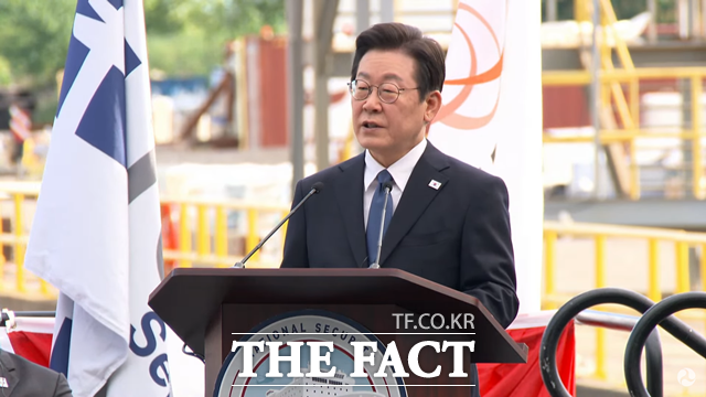 이재명 대통령은 26일(현지시간) 오후 필라델피아에 위치한 한화 필리조선소에서 열린 스테이트 오브 메인(State of Maine)호 명명식에서 축사를 하고 있다. /미국 교통부(Department of Transportation) 생중계 갈무리