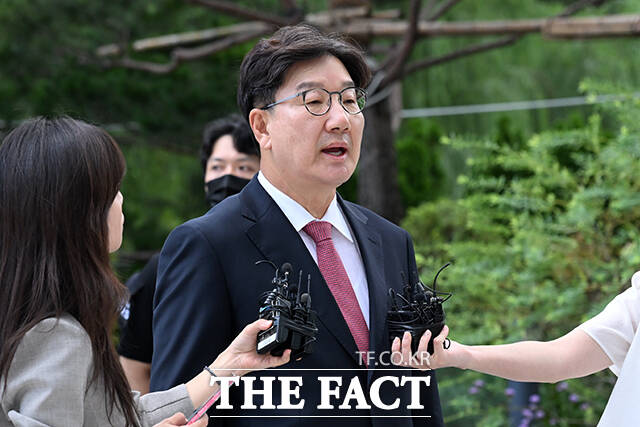 권성동 국민의힘 의원이 27일 오전 서울 종로구 KT광화문빌딩 웨스트에 마련된 민중기 특검 사무실에 출석하며 입장을 밝히고 있다. /서예원 기자