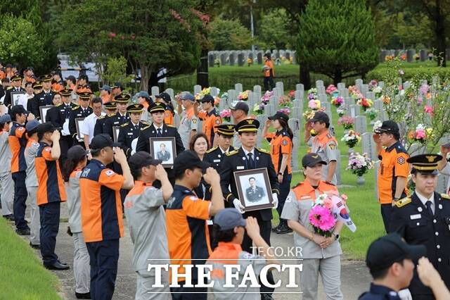 서울시 소방재난본부(본부장 권혁민)는 26일 국립대전현충원(소방공무원 묘역)에서 순직 소방공무원 6位(위)에 대한 합동 안장식을 거행했다./서울시