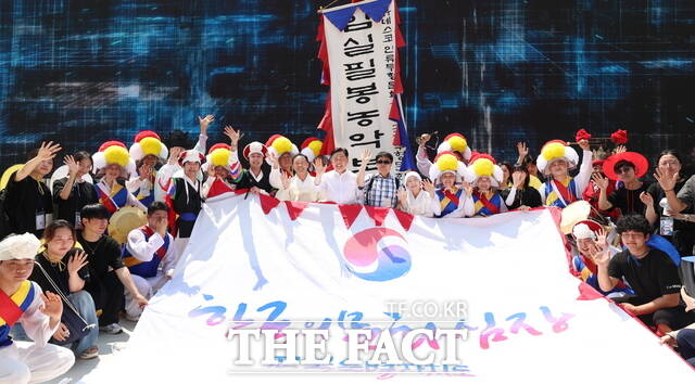 26일부터 이틀간 일본을 방문 중인 김관영 전북도지사가 오사카에서 열리는 2025 오사카 엑스포를 찾아 전북 홍보관을 둘러보고 임실필봉농악단과 이시카와현 토라노스케 공연팀의 합동 공연 및 한국관 시찰 등 다양한 국제 교류 활동과 올림픽 유치 활동을 펼치고 있다. /전북도