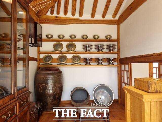 SK그룹은 지난해 4월 최종건 창업회장과 최종현 선대회장의 생가를 복원한 기념관 SK 고택을 공개했다. 사진은 SK 고택의 넓은 부엌. /이성락 기자